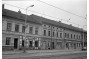 Fotografie: Snímek řady domů ze 70 let 20. století.