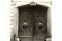 Fotografie: Dřevěná zdobená vrata z doby kolem roku 1830 jsou chráněna jako kulturní památka. Historické foto z archivu NPÚ.